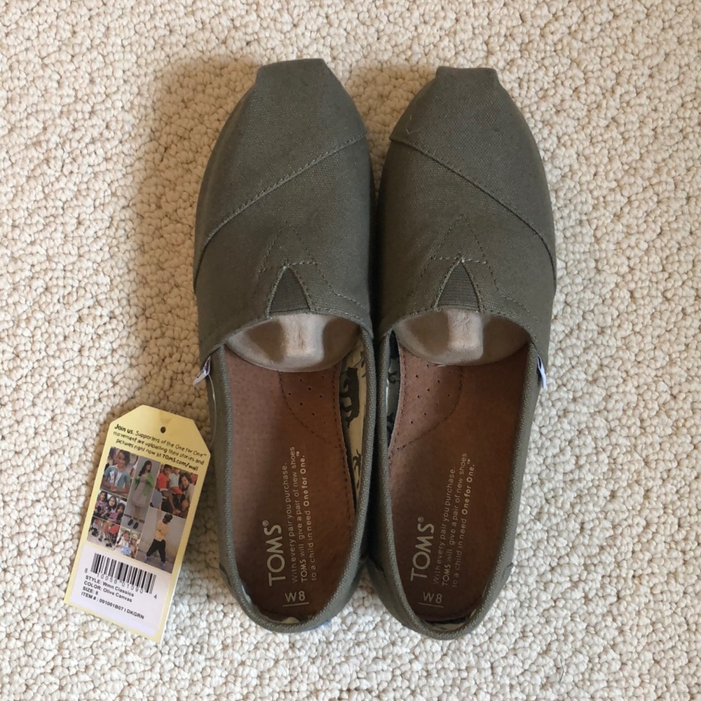 NWT Classic TOMS - Olive Canvas - Size 8